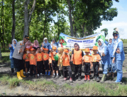 Perhutani KPH Jombang Ajarkan Menanam Anak Didik TK Tunas Rimba Lengkong, Nganjuk