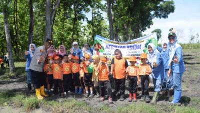Perhutani KPH Jombang Ajarkan Menanam Anak Didik TK Tunas Rimba Lengkong, Nganjuk