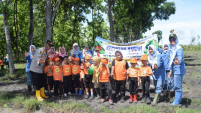 Perhutani KPH Jombang Ajarkan Menanam Anak Didik TK Tunas Rimba Lengkong, Nganjuk