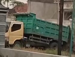 Puluhan Sopir Truk Diduga Jual Tanah Bekas Galian Proyek Perbaikan Jalan