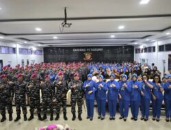 PENUH HARU DAN KERAMAHAN, PANGKORMAR RANGKUL PRAJURIT DAN KELUARGA KORBAN BENCANA