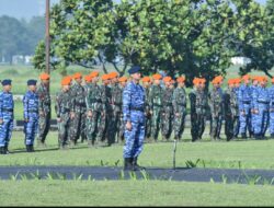 Denma Mako Korpasgat Mengikuti Upacara Bendera 17-an Di Lapangan Pusdik Kodiklatau