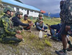 Gotong Royong Di Tanah Pegunungan: Pos Pintu Jawa Satgas Yonif 142/KJ Bahu-Membahu Bersatu Dengan Warga Membersihkan Jalan Demi Papua Yang Bersih, Damai, Serta Nyaman