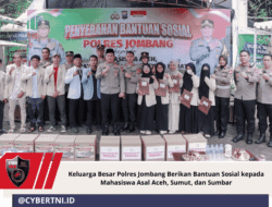Keluarga Besar Polres Jombang Berikan Bantuan Sosial kepada Mahasiswa Asal Aceh, Sumut, dan Sumbar