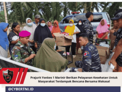 Prajurit Yonkes 1 Marinir Berikan Pelayanan Kesehatan Untuk Masyarakat Terdampak Bencana Bersama Wakasal