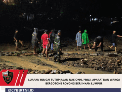 Luapan Sungai Tutup Jalan Nasional Prigi, Aparat Dan Warga Bergotong Royong Bersihkan Lumpur