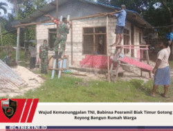 Wujud Kemanunggalan TNI, Babinsa Posramil Biak Timur Gotong Royong Bangun Rumah Warga