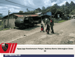 Sigap Jaga Keselamatan Pelajar, Babinsa Bantu Sebrangkan Siswa SD