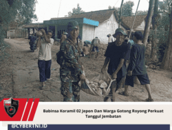 Babinsa Koramil 02 Jepon Dan Warga Gotong Royong Perkuat Tanggul Jembatan
