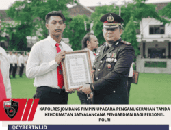 Kapolres Jombang Pimpin Upacara Penganugerahan Tanda Kehormatan Satyalancana Pengabdian Bagi Personel Polri