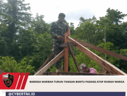 Babinsa Warbah Turun Tangan Bantu Pasang Atap Rumah Warga