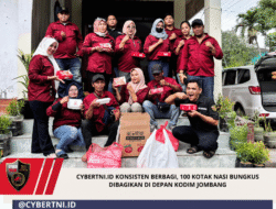 CYBERTNI.ID Konsisten Berbagi, 100 Kotak Nasi Bungkus Dibagikan di Depan Kodim Jombang