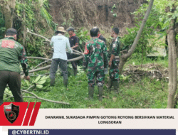 Danramil Sukasada Pimpin Gotong Royong Bersihkan Material Longsoran