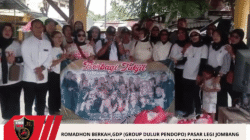 ROMADHON BERKAH,GDP (GROUP DULUR PENDOPO) PASAR LEGI JOMBANG BERBAGI TAKJIL WUJUD KEPEDULIAN ANTAR SESAMA
