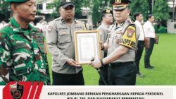 Kapolres Jombang Berikan Penghargaan Kepada Personel Polri, TNI, Dan Masyarakat Berprestasi