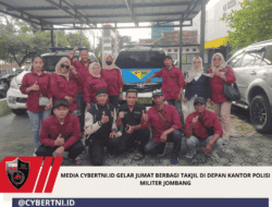 Media CyberTNI.id Gelar Jumat Berbagi Takjil Di Depan Kantor Polisi Militer Jombang