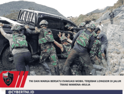 TNI Dan Warga Bersatu Evakuasi Mobil Terjebak Longsor Di Jalur Trans Wamena–Mulia