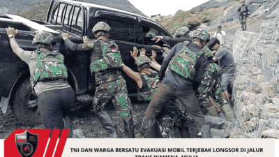 TNI Dan Warga Bersatu Evakuasi Mobil Terjebak Longsor Di Jalur Trans Wamena–Mulia