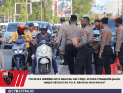 Polresta Sorong Kota Bagikan 200 Takjil Kepada Pengguna Jalan, Wujud Kedekatan Polri Dengan Masyarakat