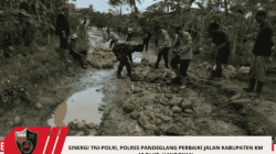 Sinergi TNI-Polri, Polres Pandeglang Perbaiki Jalan Kabupaten Km 18 Di Kp. Handoyan