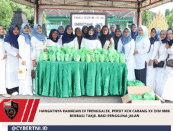 Hangatnya Ramadan di Trenggalek, Persit KCK Cabang XX Dim 0806 Berbagi Takjil bagi Pengguna Jalan