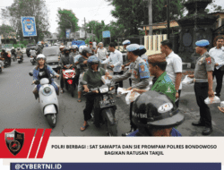 Polri Berbagi : Sat Samapta dan Sie Prompam Polres Bondowoso Bagikan Ratusan Takjil