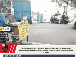 Truk Besar Diduga Langgar Rambu di Pusat Kota Jombang, Aktivitas Bongkar Muat di Rumah Pribadi Berpotensi Langgar Aturan
