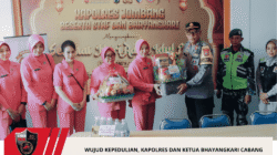 Wujud Kepedulian, Kapolres dan Ketua Bhayangkari Cabang Jombang Berikan Taliasih Kepada Petugas Pospam