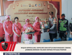 Wujud Kepedulian, Kapolres dan Ketua Bhayangkari Cabang Jombang Berikan Taliasih Kepada Petugas Pospam