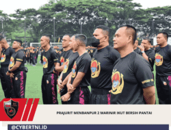 Prajurit Menbanpur 2 Marinir Ikut Bersih Pantai