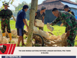 TNI dan Warga Gotong Royong Langsir Material Pra TMMD di Blora