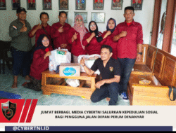 Jum’at Berbagi, Media CyberTNI Salurkan Kepedulian Sosial bagi Pengguna Jalan Depan Perum Denanyar