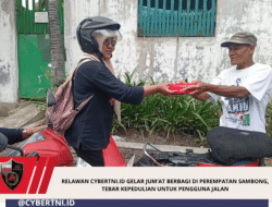 Relawan CyberTNI.id Gelar Jum’at Berbagi di Perempatan Sambong, Tebar Kepedulian untuk Pengguna Jalan