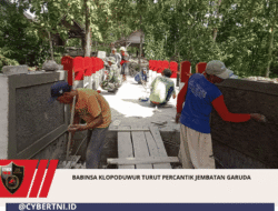 Babinsa Klopoduwur Turut Percantik Jembatan Garuda