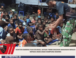 Nonton Bareng Film Edukasi, Satgas TMMD Bagikan Makanan Bergizi kepada Anak-Anak Kampung Keakwa