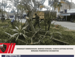 Semangat Kebersamaan, Babinsa Koramil 14/Raya Gotong Royong Bersama Pemerintah Kecamatan