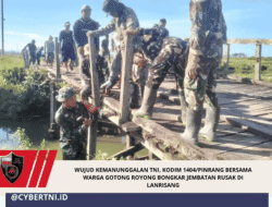 Wujud Kemanunggalan TNI, Kodim 1404/Pinrang Bersama Warga Gotong Royong Bongkar Jembatan Rusak di Lanrisang