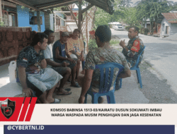 Komsos Babinsa 1513-03/Kairatu Dusun Sokuwati Imbau Warga Waspada Musim Penghujan dan Jaga Kesehatan