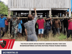 TNI-Polri Hadir untuk Rakyat, Babinsa Muara Tami dan Bhabinkamtibmas Gotong Royong Pindah Rumah Warga