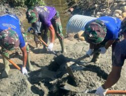 Semangat Gotong Royong, Babinsa Nimboran Kebut Pembangunan Jembatan Garuda Botua II