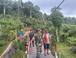 Danramil 408-02/KU Cek Pemasangan Lantai Jembatan Gantung Perintis Garuda