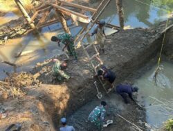 Satgas Jembatan Beton Perintis Garuda Koramil 408-05/Manna Kebut Pembuatan Pondasi Abutment