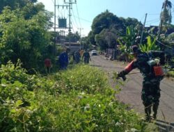 Guna Cegah Banjir, Babinsa Koramil 1404-01/Suppa bersama Warga Bersihkan Saluran Air