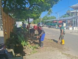 Sinergi Babinsa Koramil 1404-02/Mattiro Sompe dan Warga Bersihkan Jalan Poros
