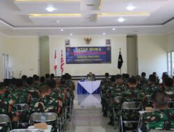 Pelatih Puslatpurmar 4 Purboyo Menerima Pengarahan Komandan Komando Latihan Marinir