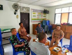 Babinsa Koramil 1406-03/Maniangpajo Laksanakan Komsos Bersama Kepala Desa dan Warga