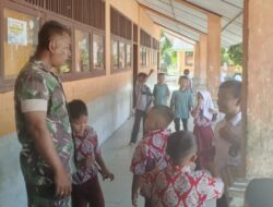 Babinsa Tanamkan Disiplin dan Akhlak Mulia kepada Siswa SD Saat Jam Istirahat