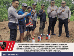 SAT LANTAS POLRES KUNINGAN MEMBERIKAN BANTUAN BERUPA CAIRAN PEMBASMI RUMPUT KEPADA KELOMPOK TANI DESA CIBULAN KECAMATAN CIDAHU DALAM RANGKA PENANAMAN JAGUNG SEBAGAI IMPLEMENTASI KETAHANAN PANGAN NASIONAL