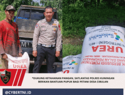 Dukung Ketahanan Pangan, Satlantas Polres Kuningan Berikan Bantuan Pupuk bagi Petani Desa Cibulan