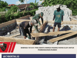 Babinsa 1513-01/ Piru Bantu Warga Pasang Papan Slof untuk Pembangunan Rumah